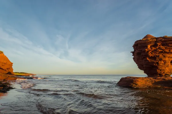 満潮時に赤い砂岩の岩 — ストック写真