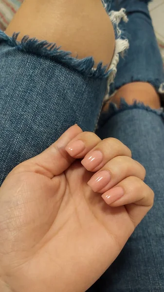 Chica Vaqueros Rotos Cerca Las Manos Chica Con Manicura Piernas — Foto de Stock