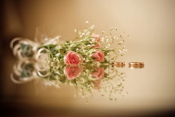 鲜花和戒指的花束 — 图库照片