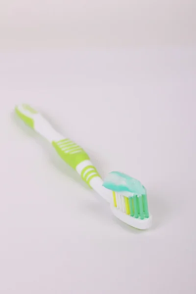 Tannbørste med tannpasta – stockfoto