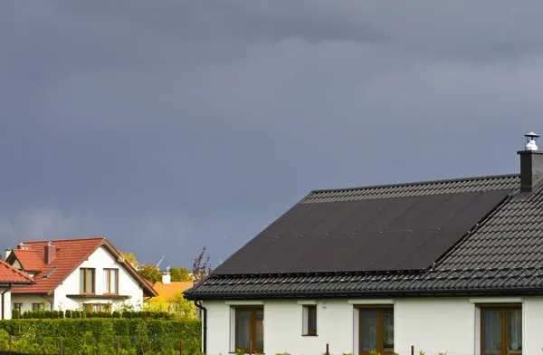 Современные Черные Солнечные Батареи Крыше Первоклассного Дома Облачный День — стоковое фото