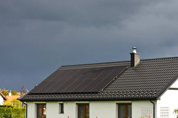 Современные Черные Солнечные Батареи Крыше Первоклассного Дома Облачный День Лицензионные Стоковые Изображения