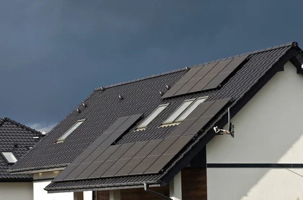 Moderne Solarzellen Auf Dem Dach Eines Privilegienhauses Einem Bewölkten Tag Stockfoto
