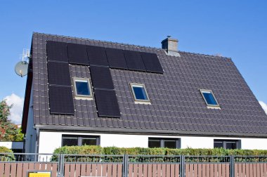 Özel evin çatısındaki modern güneş panelleri. Emlak konsepti için yenilenebilir enerji