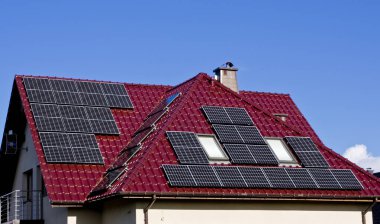 Özel evin çatısındaki modern güneş panelleri. Emlak konsepti için yenilenebilir enerji