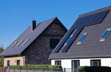 Özel evin çatısındaki modern güneş panelleri. Emlak konsepti için yenilenebilir enerji