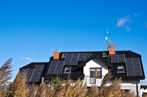 Painéis Solares Modernos Telhado Casa Privada Energia Renovável Para Conceito — Fotografia de Stock