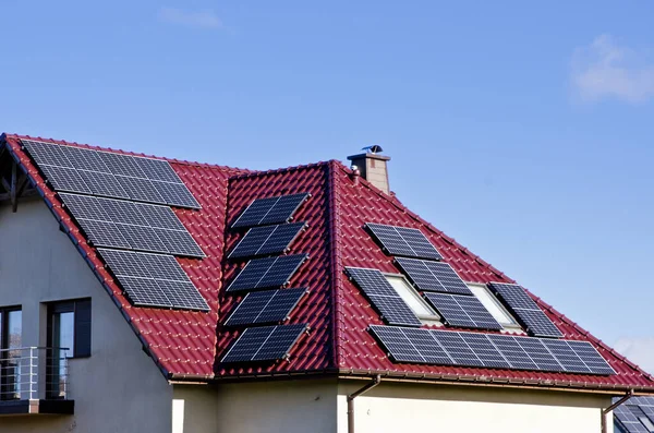 Painéis Solares Modernos Telhado Casa Privada Energia Renovável Para Conceito — Fotografia de Stock