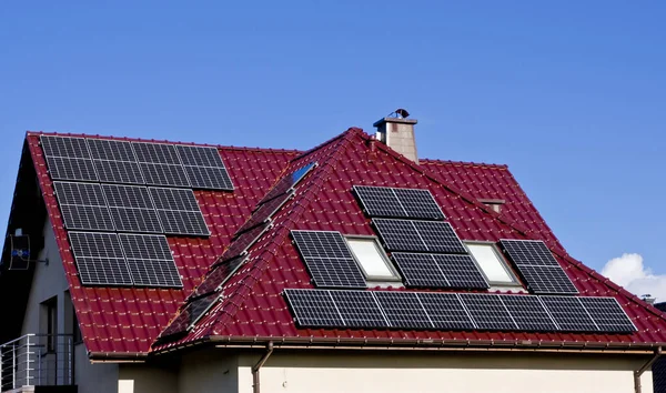Painéis Solares Modernos Telhado Casa Privada Energia Renovável Para Conceito — Fotografia de Stock