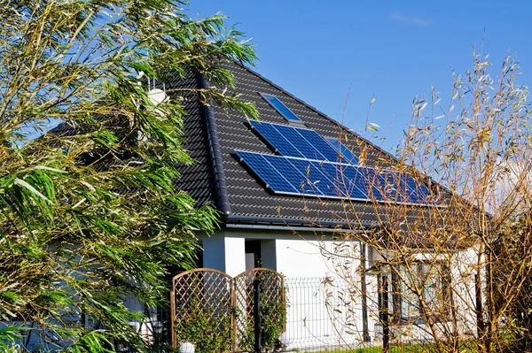 Paneles Solares Modernos Azotea Casa Privada Energía Renovable Para Concepto — Foto de Stock
