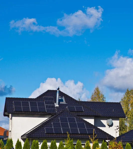 Painéis Solares Modernos Telhado Casa Privada Energia Renovável Para Conceito — Fotografia de Stock