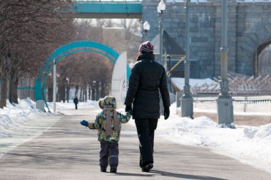 Anne ve çocuk Parkta yürümek