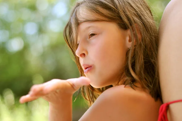 A girl and a kiss — Stock Photo, Image