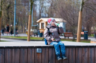 güzel çocuk içme suyu bir şişe