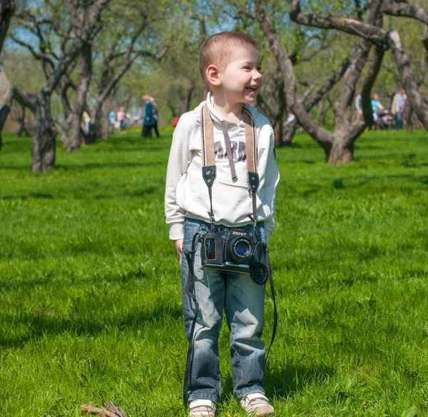 The boy with the camera — Stock Photo, Image