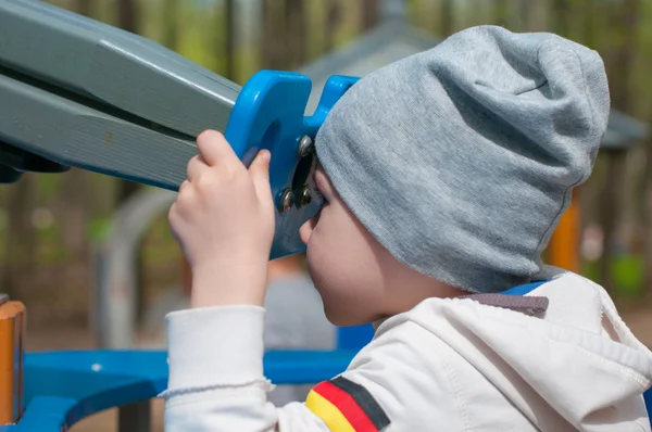 Menino bonito no parque infantil — Fotografia de Stock