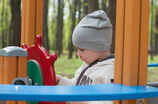 Menino bonito no parque infantil — Fotografia de Stock