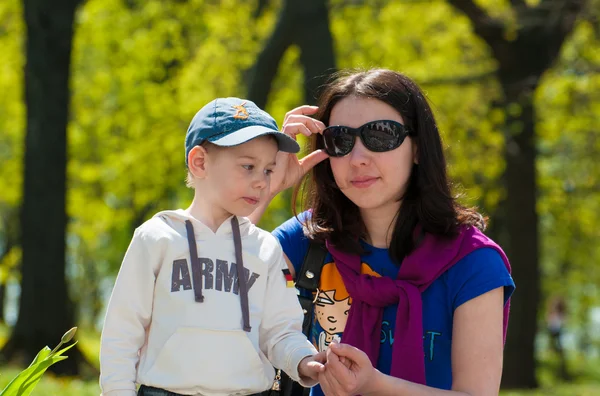 Mãe e filho jogar em um gramado ensolarado — Fotografia de Stock