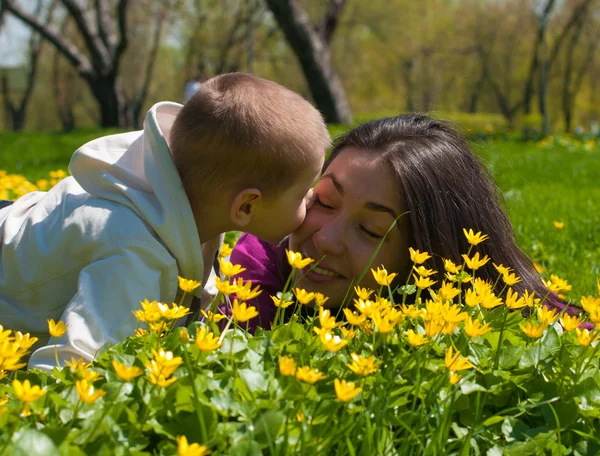 Mom and son play on a Sunny lawn — Stock Photo, Image