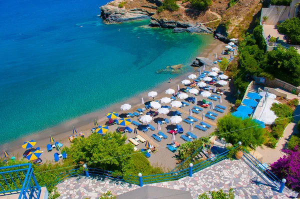 Bahía y playa rodeadas de acantilados en la isla de Creta en Grecia — Foto de Stock