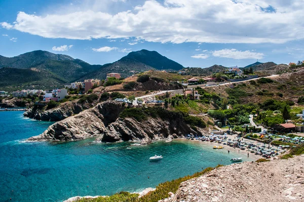 Bahía y playa rodeadas de acantilados en la isla de Creta en Grecia —  Fotos de Stock