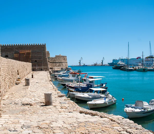 Fortezza veneciana y el viejo puerto de la ciudad de Heraklion — Foto de Stock