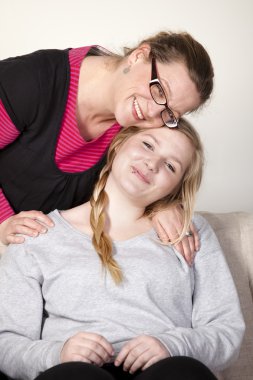 Kendine güvenen anne ve kızı