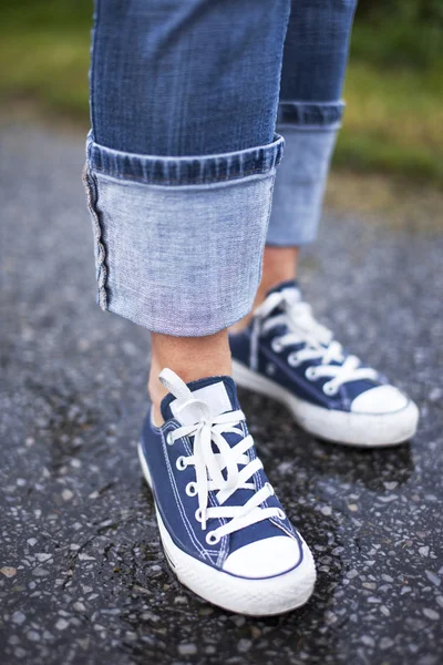 Zapatillas de deporte azules bajo la lluvia — Foto de Stock