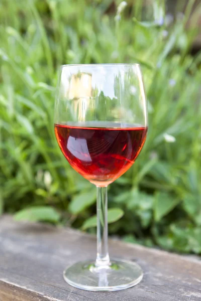 屋外の赤ワインのガラス — ストック写真
