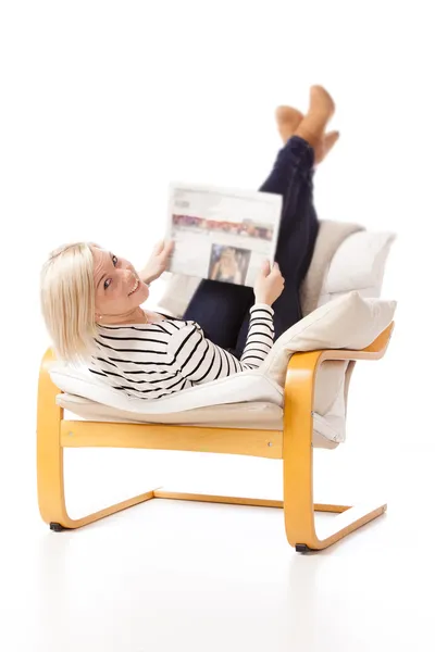 Reading the newspaper — Stock Photo, Image