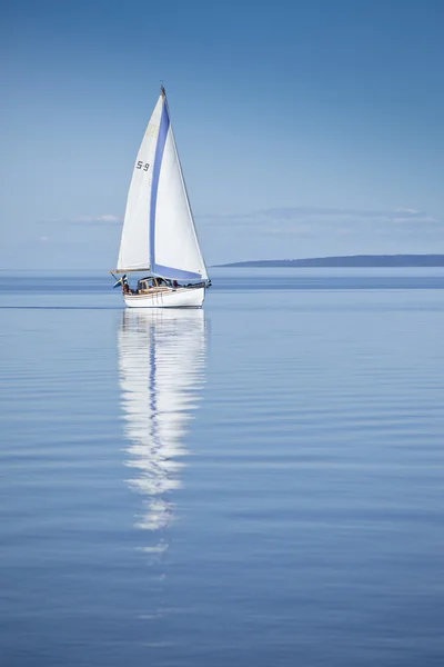 Velero en Calm Water — Foto de Stock