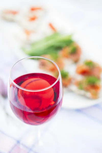 Vino tinto con merienda —  Fotos de Stock