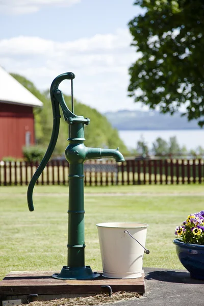 Handwasser-Pumpe stockfoto. Bild von schön, grün, landschaft