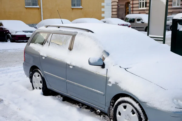 Auto ve sněhu — Stock fotografie