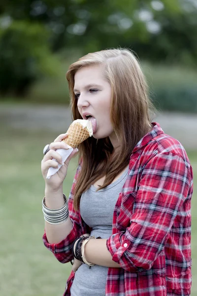 Genç kız dondurma yeme — Stok fotoğraf