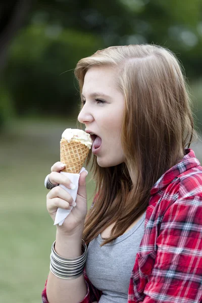 Adolescente comiendo helado — Foto de Stock