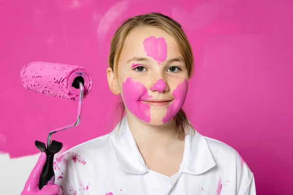 Νέο Χαριτωμένο Κορίτσι Στέκεται Μπροστά Από Ένα Ροζ Χρωματιστό Τοίχο Φωτογραφία Αρχείου
