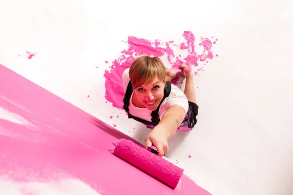 Mujer Joven Pintando Una Pared Con Rodillo Color Rosa Ella Imagen De Stock