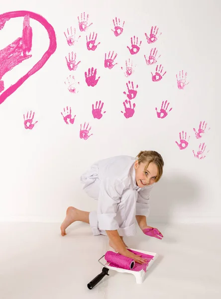Fille Ans Peignant Avec Ses Mains Sur Mur Blanc Pinte Images De Stock Libres De Droits