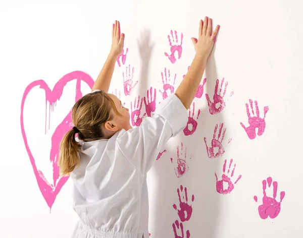 Menina Anos Pintando Com Mãos Uma Parede Branca Menina Está Imagens Royalty-Free