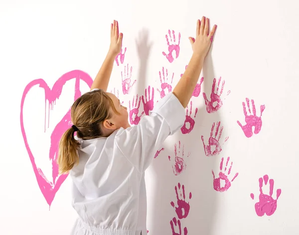 Niña Años Pintando Con Las Manos Una Pared Blanca Chica Imágenes De Stock Sin Royalties Gratis