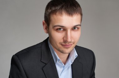 Takım elbiseli genç adam portresi