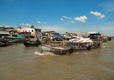 mekong Nehri üzerinde yüzen çarşı