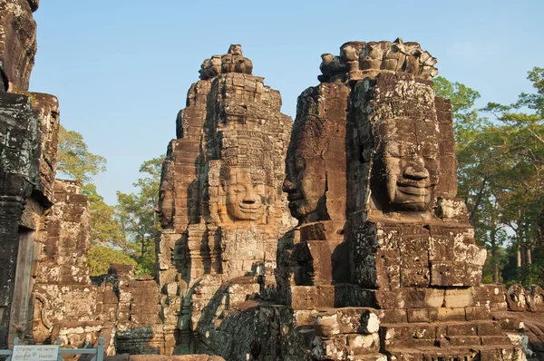 Rostros de piedra de uno de los templos de Angkor — Foto de Stock