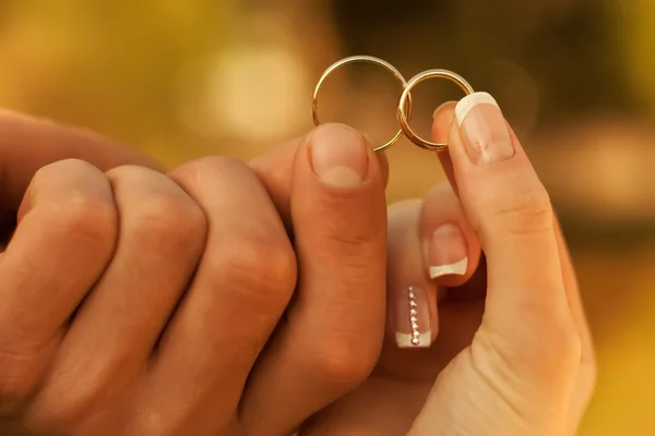 Hands of a newlyweds with wedding rings — Stock Photo, Image