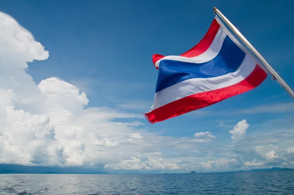 Bandera de Tailandia en el fondo del cielo despejado Imágenes de stock libres de derechos