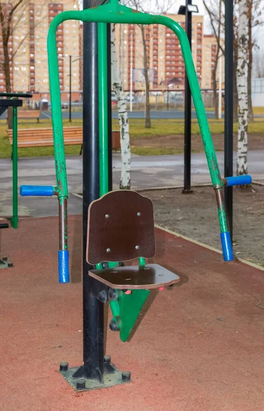 Sportgeräte Einem Öffentlichen Park Kostenloses Fitnessstudio Freien Outdoor Sportgeräte Auf — Stockfoto