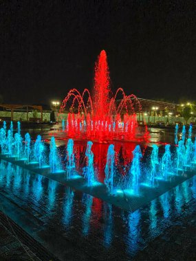 Şarkı söyleyen renkli fıskiyelerin halka açık gece gösterisi