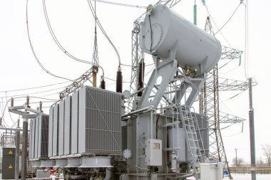 Kışın yüksek voltajlı elektrik santralinde güç transformatörü..