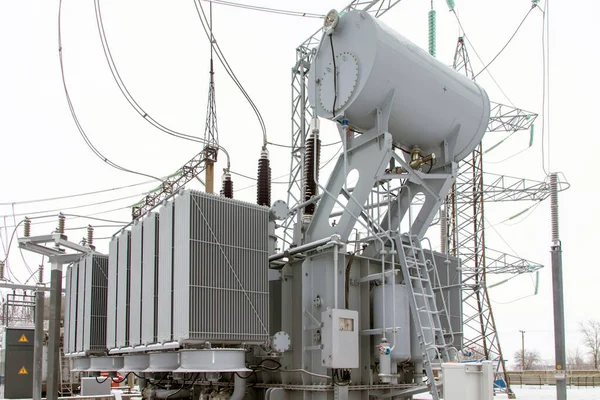 Kışın yüksek voltajlı elektrik santralinde güç transformatörü..